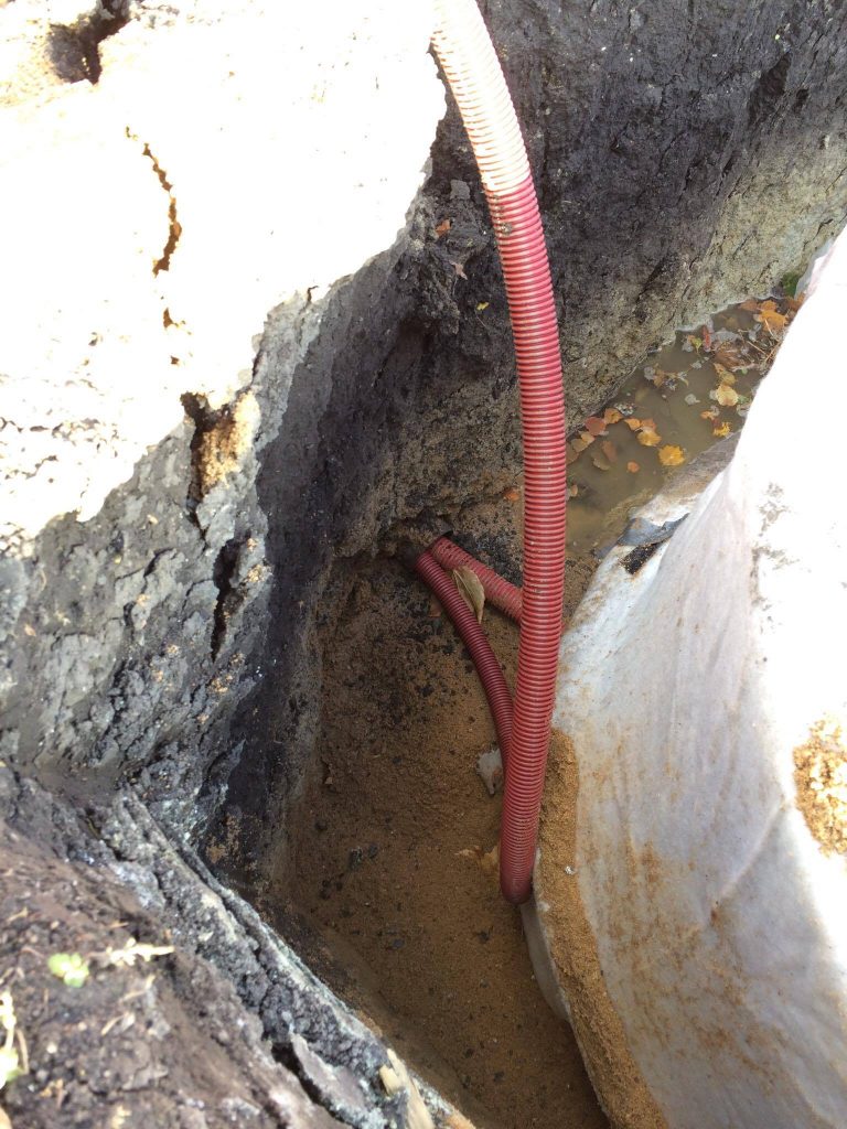Vyvedení kabelu v chráničce z protlaku pod silnicí