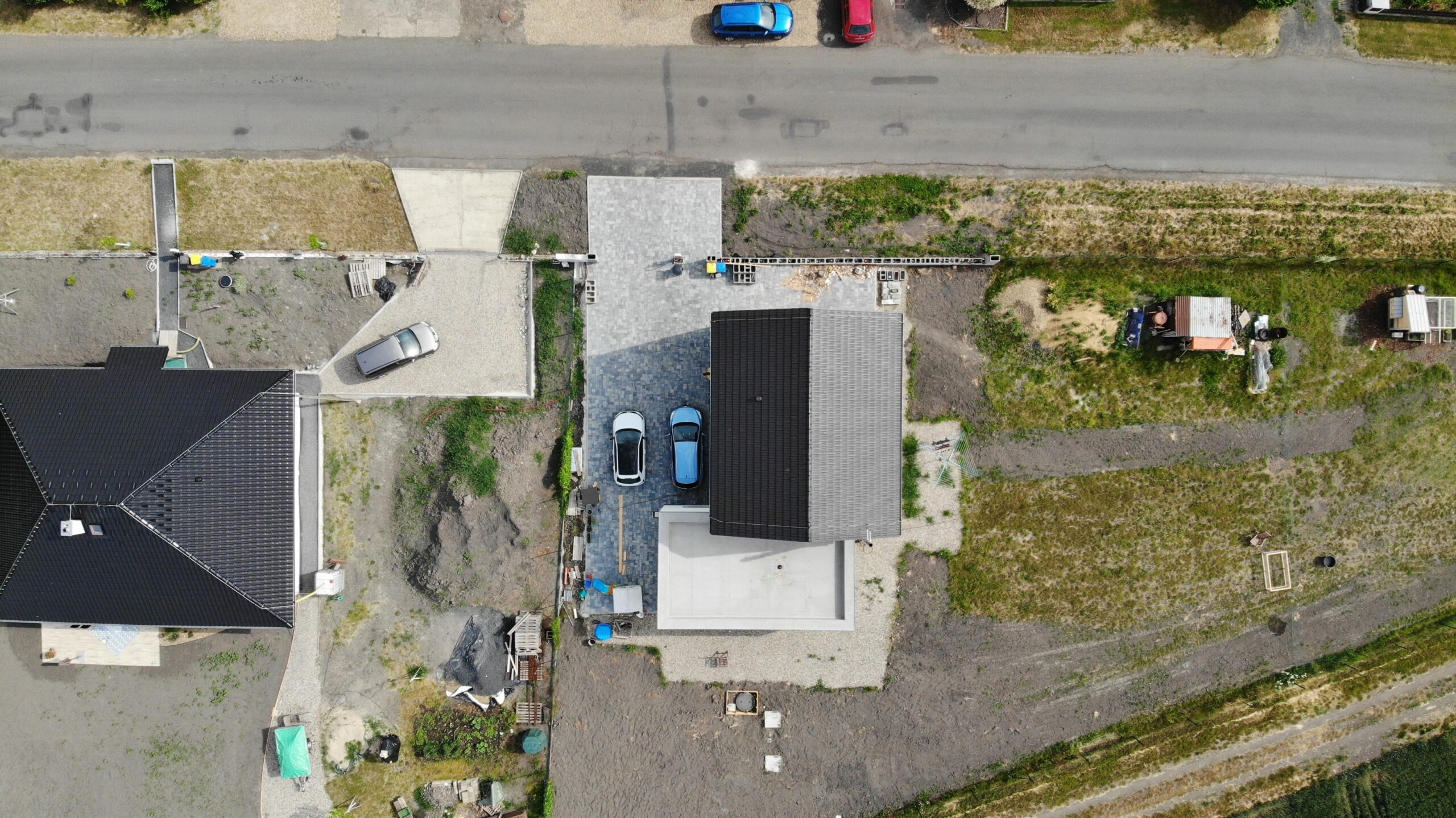 Pohled na dům a dlažbu z dronu