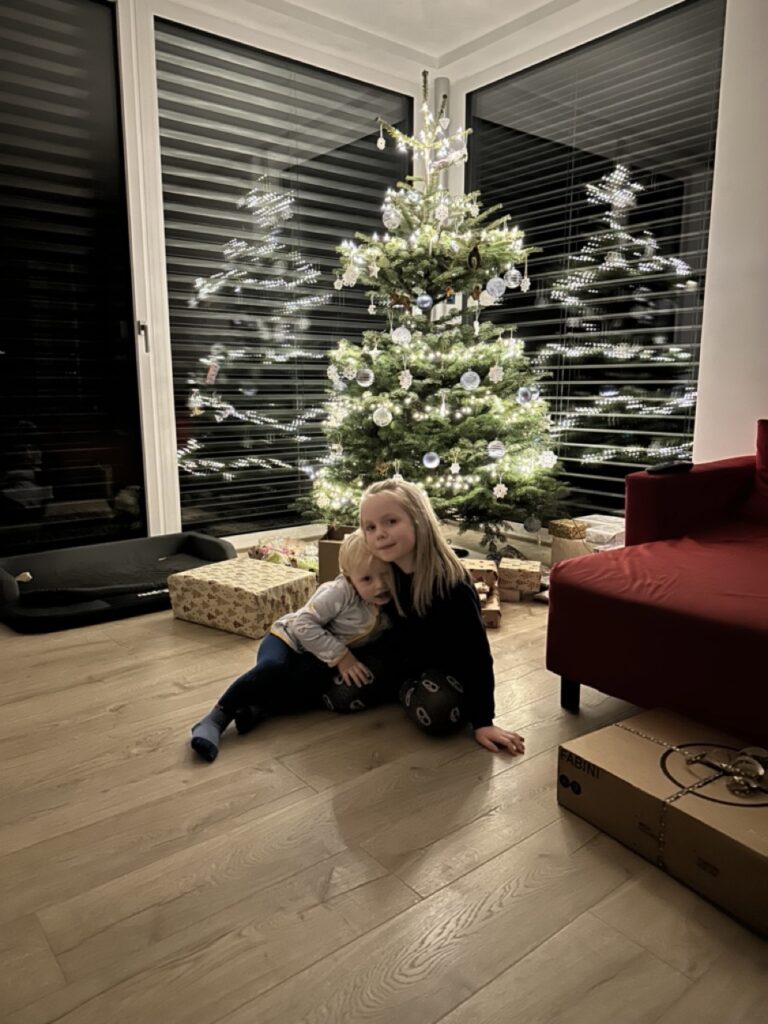 Děti u vánočního stromku