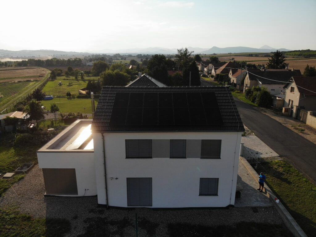 Solární panely pohled z dronu
