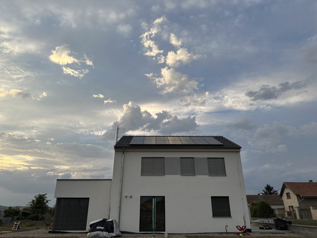 Solární panely na střeše rodinného domu